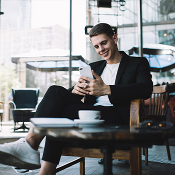 Affiliate Junger Mann im Cafe