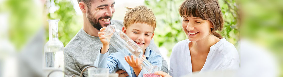Familie mit Wasserflasche
