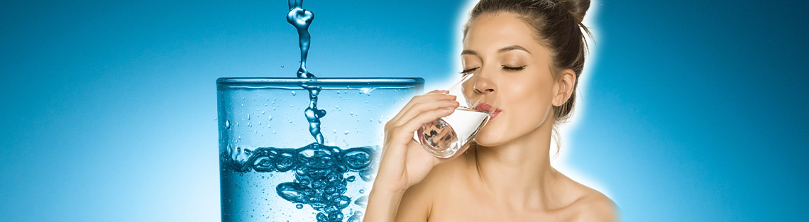 Frau trinkt gefiltertes Wasser