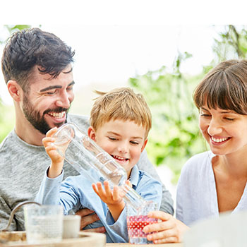 Familie mit Trinkwasserfilter Familie mit Trinkwasserfilter