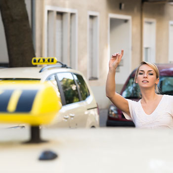 Frau mit Taxi Frau mit Taxi
