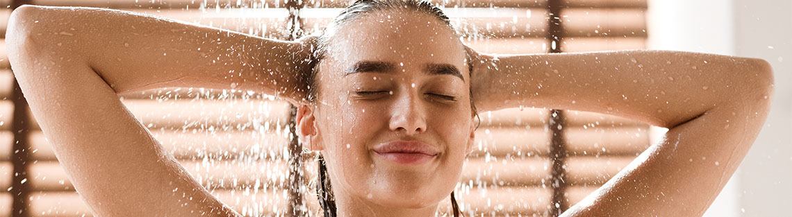 Frau unter Dusche mit Duschfilter