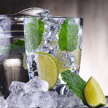 Gefiltertes Trinkwasser mit Zitrone Gefiltertes Trinkwasser mit Zitrone