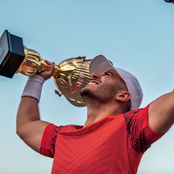 Leistungssport Sieger mit Pokal Leistungssport Sieger mit Pokal