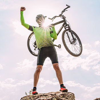 Mountainbike Sieger mit Rad Mountainbike Sieger mit Rad